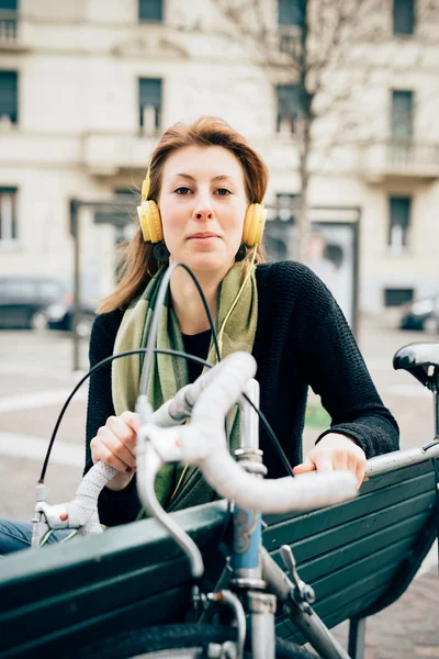 Hipster meisje met fiets en hoofdtelefoon — Stockfoto