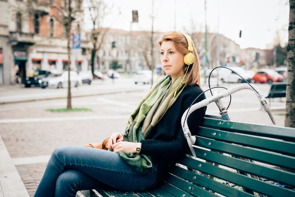 Ragazza hipster con bici e cuffie — Foto Stock