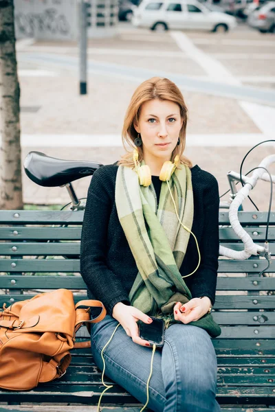 Chica hipster con auriculares — Foto de Stock