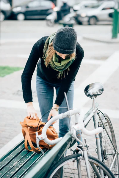 Hipsterjente med sykkel – stockfoto