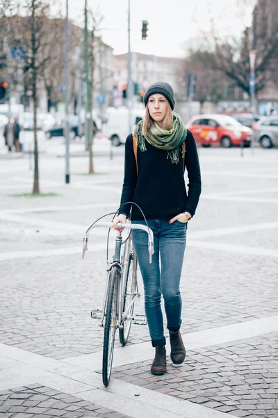 Hipster flicka med cykel — Stockfoto