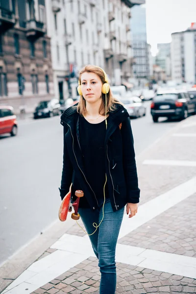 Hipster sporty girl in city — Stock Photo, Image