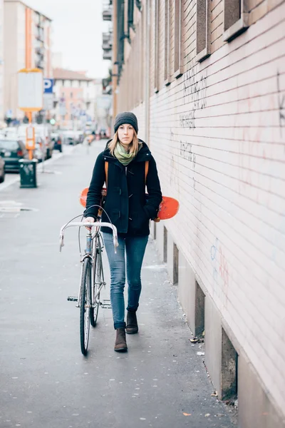 Junge schöne Hipster-Frau — Stockfoto