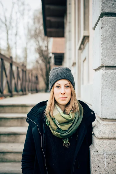 Joven chica hipster en la ciudad — Foto de Stock