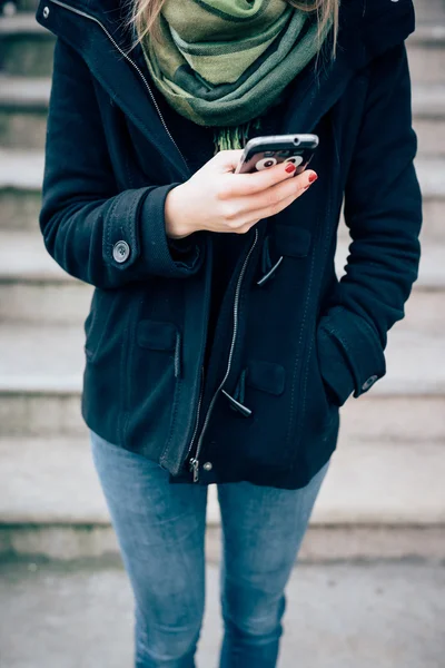 Hipster młoda kobieta z smartphone — Zdjęcie stockowe