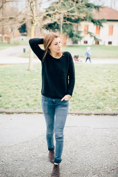 Joven chica hipster en la ciudad — Foto de Stock