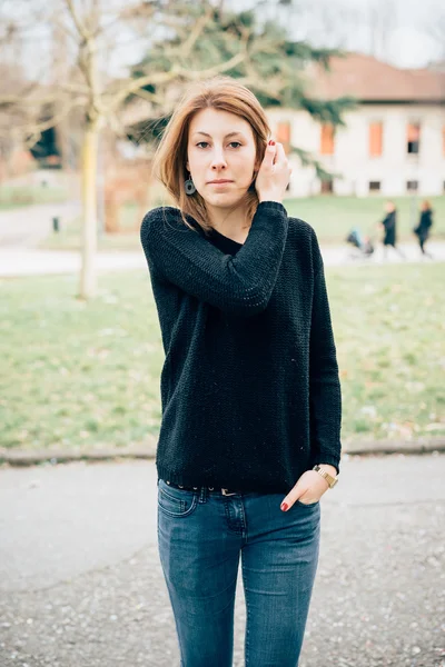 Jovem hipster menina na cidade — Fotografia de Stock