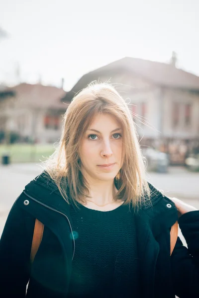 Joven chica hipster en la ciudad — Foto de Stock