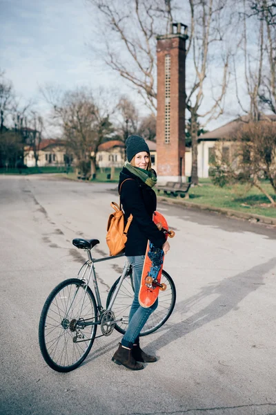 Hipster flicka med cykel — Stockfoto