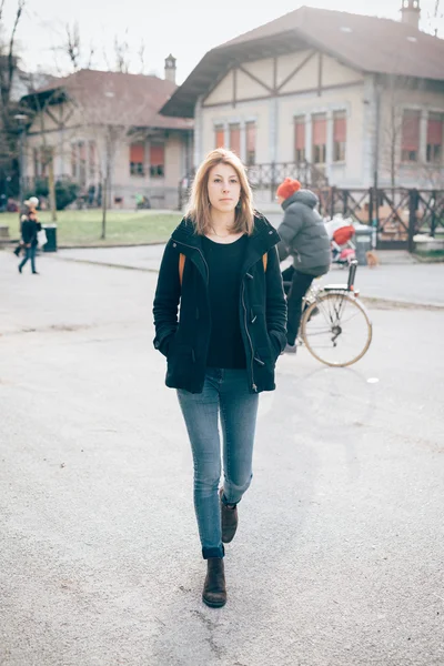 Chica hipster en la ciudad — Foto de Stock