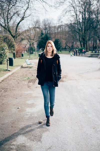 Chica hipster en la ciudad — Foto de Stock