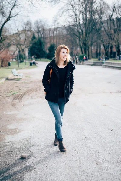 Hipster ragazza in città — Foto Stock