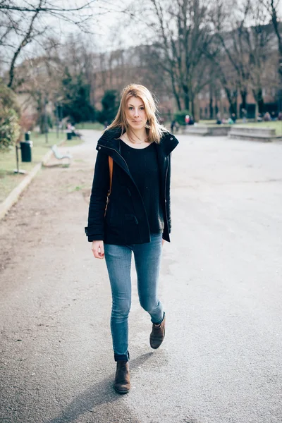 Hipster girl in city — Stock Photo, Image