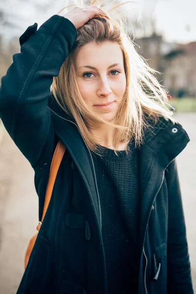 Hipster ragazza in città — Foto Stock