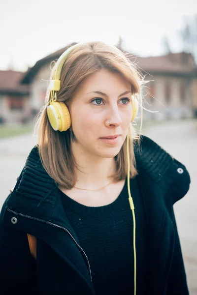 Hipster menina com fones de ouvido — Fotografia de Stock