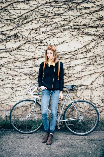 Hipster chica con bicicleta — Foto de Stock