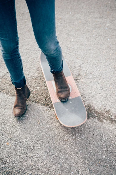 Hipster vrouw op skate — Stockfoto