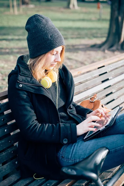 Jonge mooie hipster vrouw — Stockfoto