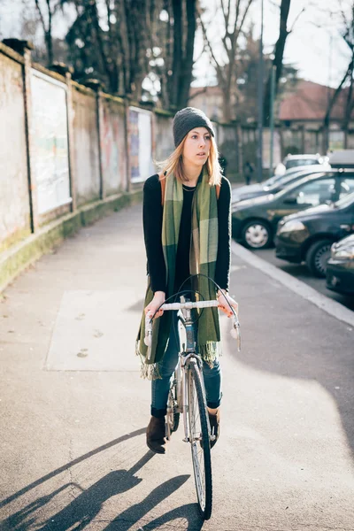 Hipster ragazza con bici — Foto Stock