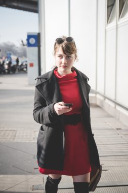 hipster kadın ile şehir içinde smartphone