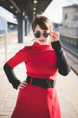 hippi kız tren istasyonunda