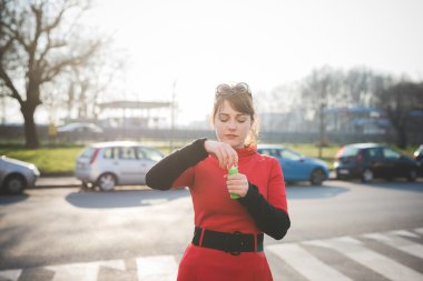 hipster kadın üfleme kabarcıklar