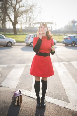 hipster kadın üfleme kabarcıklar