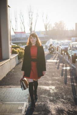 şehirde hipster kadın