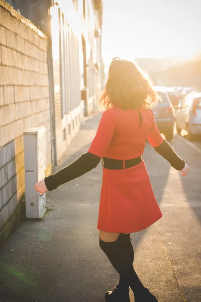 Junges Hipster-Mädchen in der Stadt — Stockfoto