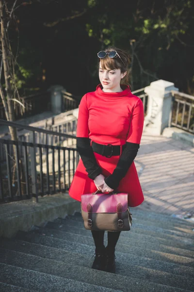 Joven chica hipster en la ciudad — Foto de Stock