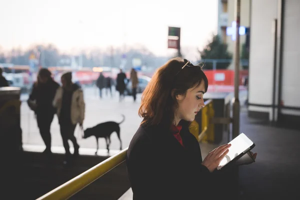 Hipster vrouw met behulp van Tablet PC — Stockfoto