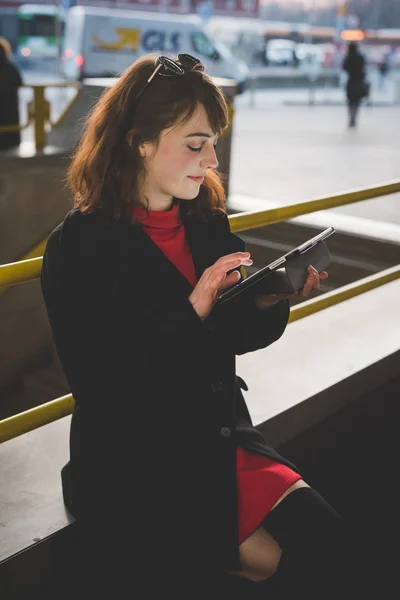 Hipster kadın tablet kullanma — Stok fotoğraf