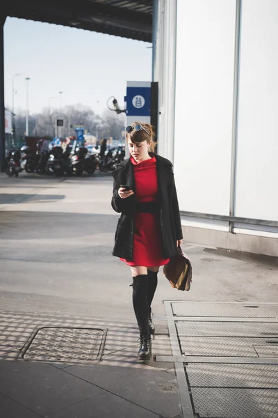 Hipster vrouw met smartphone in stad — Stockfoto