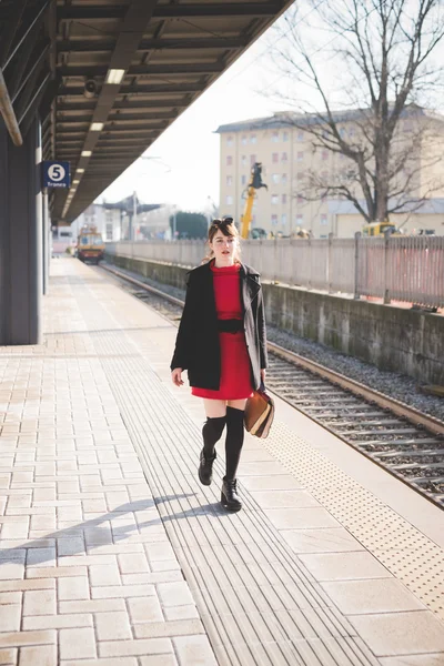 Chica hipster en la estación de tren —  Fotos de Stock