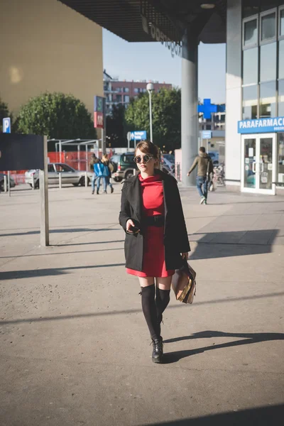 Hipster woman with smartphone in city — Stock Photo, Image