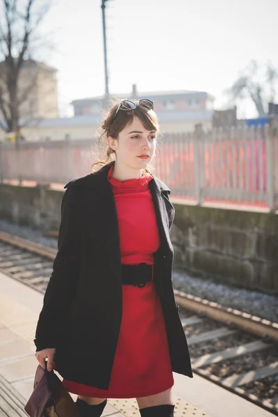 Chica hipster en la estación de tren — Foto de Stock