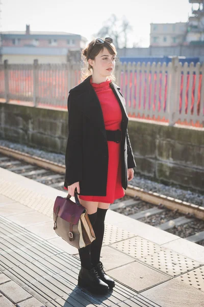 Ragazza hipster alla stazione ferroviaria — Foto Stock