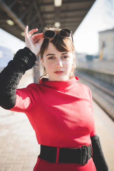 Hipster κορίτσι στον σιδηροδρομικό σταθμό — Φωτογραφία Αρχείου