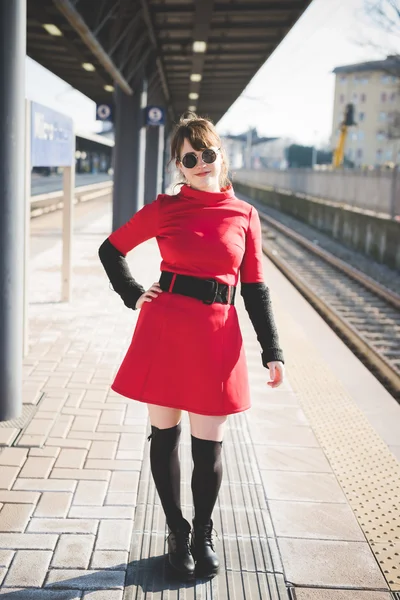 Hipster κορίτσι στον σιδηροδρομικό σταθμό — Φωτογραφία Αρχείου