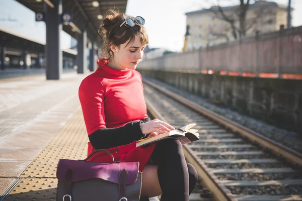 Libro di lettura donna hipster — Foto Stock