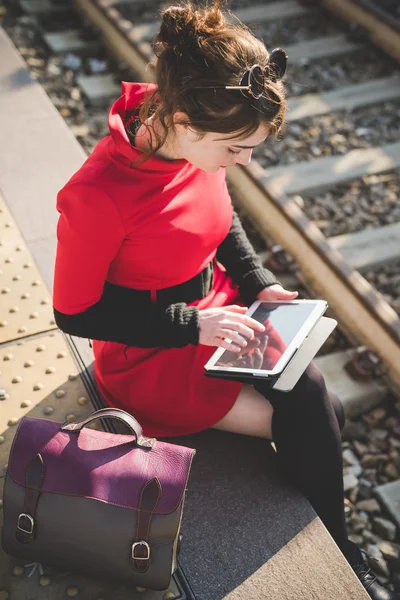 Hipster-Frau mit Tablet am Bahnhof — Stockfoto