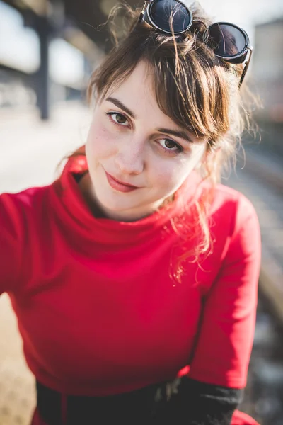 Joven chica hipster en la ciudad —  Fotos de Stock