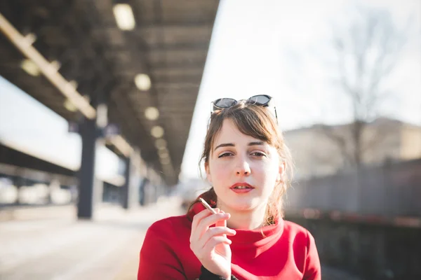 Hipster meisje roken — Stockfoto