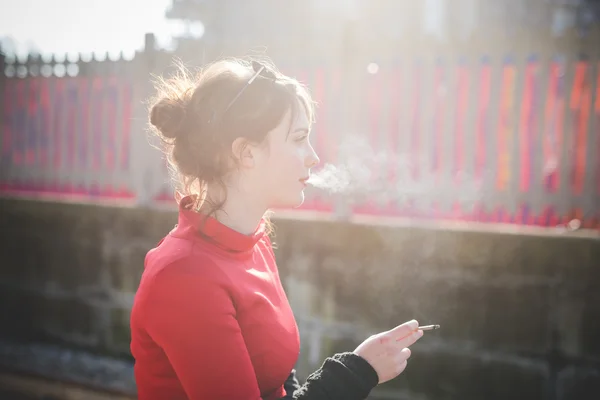 Hipster menina fumar — Fotografia de Stock