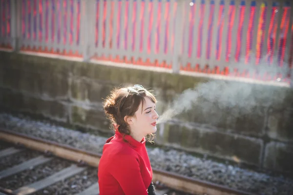 Курение девушки-хипстера — стоковое фото