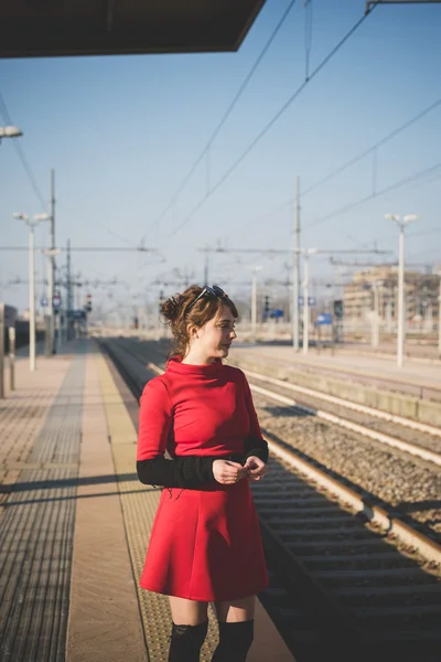 Jonge hipster meisje in stad — Stockfoto