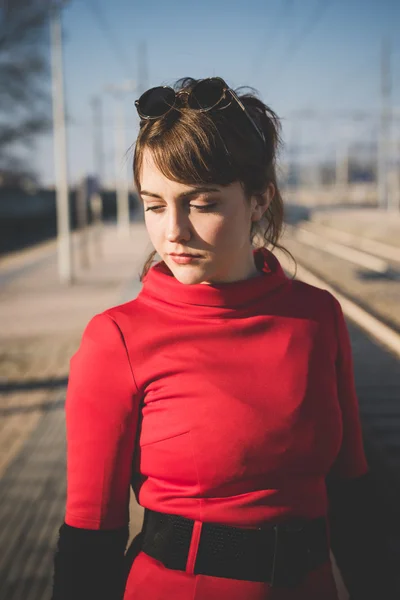 Giovane ragazza hipster in città — Foto Stock