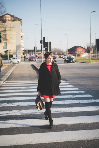 Jonge hipster meisje in stad — Stockfoto