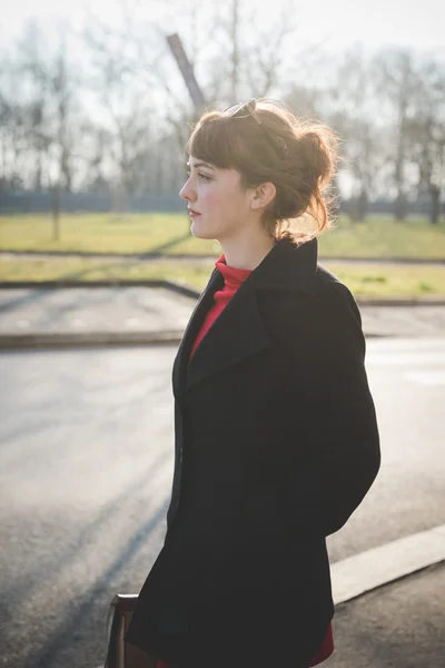 Junges Hipster-Mädchen in der Stadt — Stockfoto