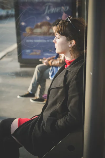 Hipster κορίτσι περιμένοντας το λεωφορείο — Φωτογραφία Αρχείου